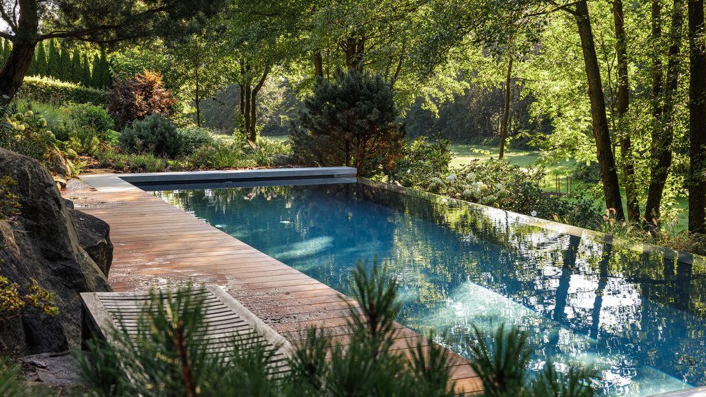Bazény Bílek - Luxusní zapuštěný bazén z těžké fólie s přepadem pod stromy
