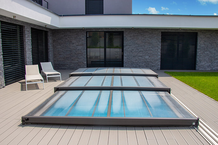 Celkový pohled na bazénové zastřešení Alukov Terra na terase moderního domu
